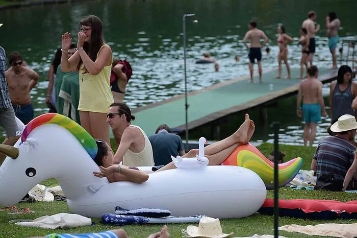 Indie-Summer: Seit 2006 lockt das Festival Fans der  Independent-Szene zum "Acoustic Lakeside" ansUfer des Sonnegger Sees in Kärnten. In kleinem Rahmen und rein akustisch gastieren heuer von 20. bis 22. Juli neben internationalen Acts wie Jake Bugg oder Boy Omega etwa die heimischen Formationen Dawa, Naked Lunch oder Attic Giant. www.acousticlakeside.com