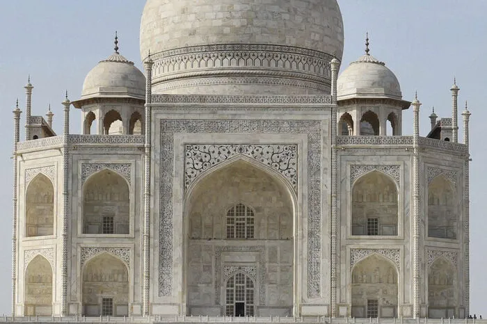 Prinz William und Herzogin Kate - hier vor dem Taj Mahal in Indien - sind nach Medienberichten derzeit mit ihren Kindern George und Charlotte in Südwestfrankreich unterwegs.