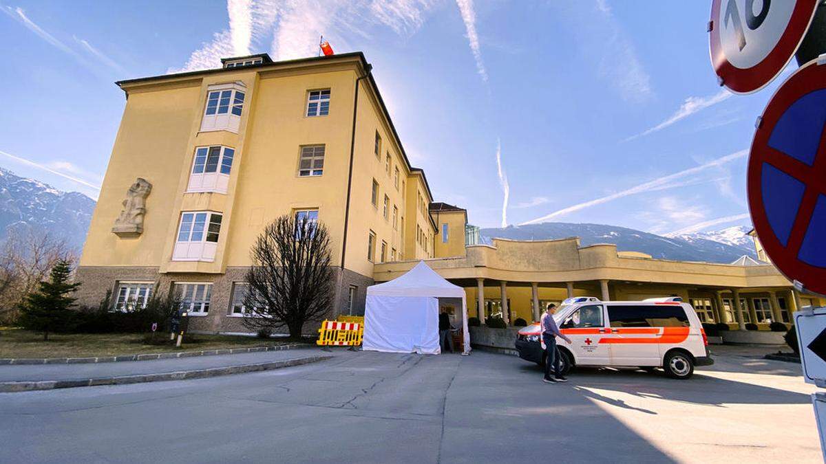 Vor dem Haupteingang des Krankenhauses wurde ein Zelt für die Triage aufgestellt 