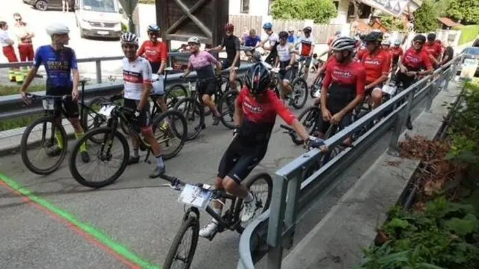 Die Radfahrer und Läufer auf der Strecke des heurigen Paracups