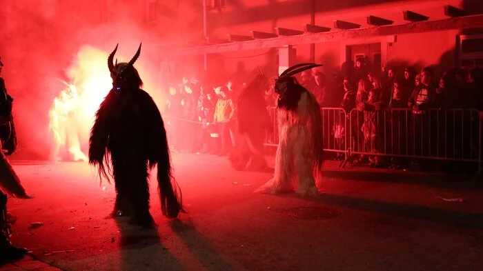 Höllische Stimmung und gruselige Gestalten: Dicht gedrängt beobachteten die Besucher in St. Peter Freienstein die furchteinflößenden Teufel und Hexen. 
