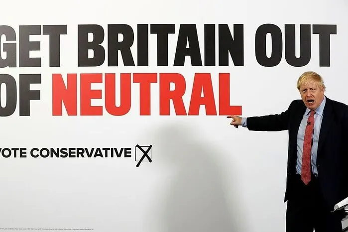 Der Regierungschef zielt damit klar auf Brexit-Wähler aus dem linken Spektrum. Johnson hat kaum Aussicht, den Liberaldemokraten oder der Schottischen Nationalpartei (SNP) Mandate abzujagen. Um eine Mehrheit zu erreichen, muss er Labour-Mandate im Kernland der Sozialdemokraten im Nordosten Englands und den West Midlands um Birmingham hinzugewinnen.