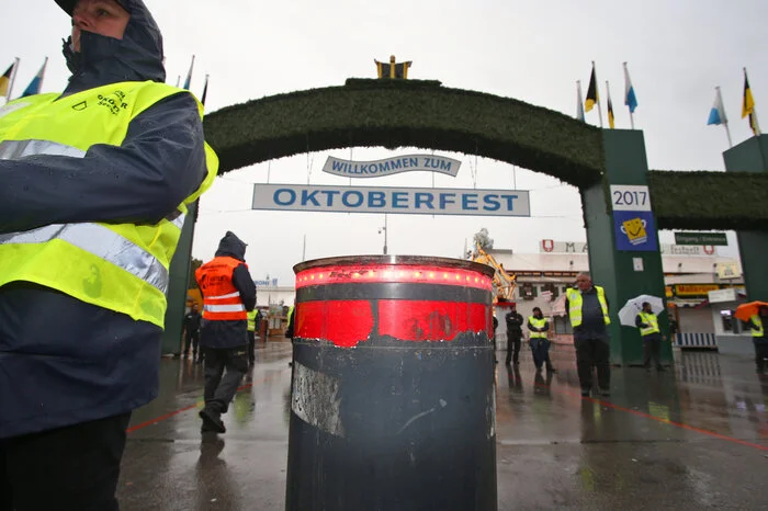 Festgelände: Das Wiesn-Gelände hat 34,5 Hektar - wenig für die riesige Besucherzahl. Bis 400.000 Menschen drängen an einem starken Tag auf das Areal.