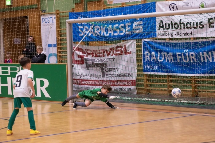 Von 2. bis 4. Jänner findet in der Stadtwerke Hartberghalle das 33. Hallenfußball Turnier der Juniors Hartberg mit internationaler Beteiligung statt. Schon am ersten Spieltag gab es bis in die Abendstunden spannende Spiele, Tagessieger wurde das Team Hartberg Juniors. Insgesamt sind 140 Mannschaften aus vier Nationen an diesem Turnier beteiligt.