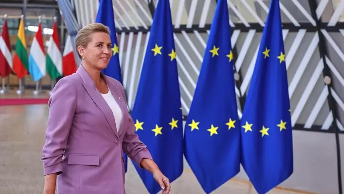 Dänemarks Ministerpräsidentin Mette Frederiksen führt das Königreich seit 2019 erfolgreich an. Was kann Österreichs Bundeskanzler Christian Stocker von ihr lernen?