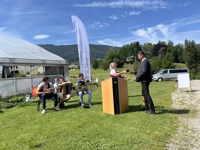 Birgit Eker (Lebenshilfe Ennstal) übergibt Johann Gasteiner (Direktor der HBLFA Raumberg-Gumpenstein) als kleines Dankeschön eine Tomatenpflanze