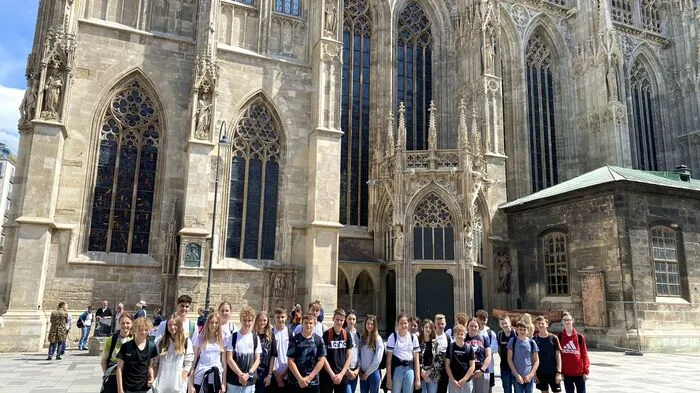 Mittelschule Wolfsberg im Schwarzautal auf Entdeckungstour: Bevor es für die Schüler der vierten Klassen nach Wien ging, wurde ein Zwischenstopp im ehemaligen Konzentrationslager in Mauthausen eingelegt. In Wien selber wartete dann ein abwechslungsreiches Programm. Auf die zweiten und dritten Klassen warteten sportliche Tage im JUFA Fürstenfeld. Die größte Herausforderung war wohl die zehn Kilometer lange Radtour zum Badesee nach Königsdorf.