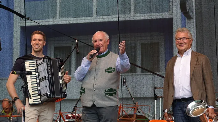 Sašo Avsenik und Ernst Hutter auf der Mid Europe-Bühne, angekündigt von Moderator Sepp Reich