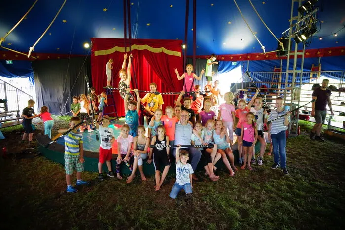 Organisiert hat den Workshop die Raiffeisenbank Schilcherland. Vorstand Günter Krainer (Mitte) ist begeistert, dass das Projekt bei den Kindern so gut ankommt.