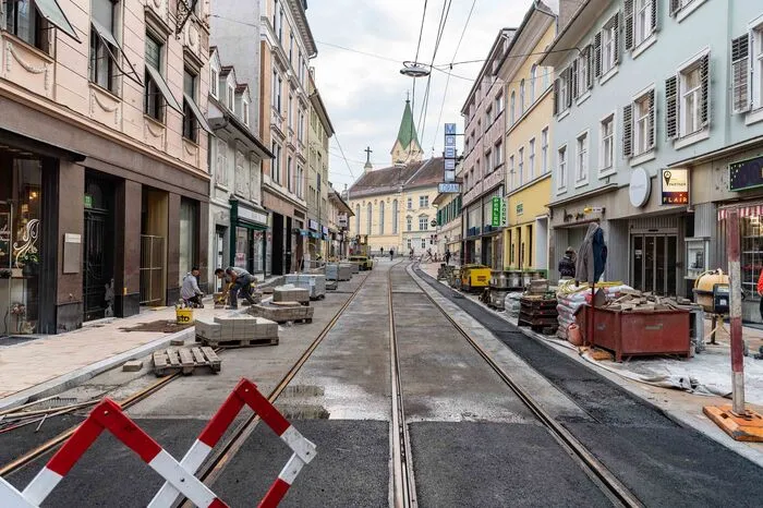 Die Schienen wurden neu verlegt, Bäume allerdings haben in der neuen Gleisdorfer Gasse keinen Platz gefunden...