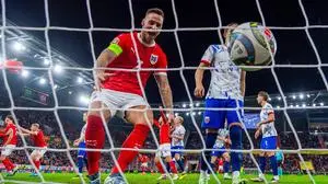241013 Marko Arnautovic of Austria celebrates after 3-1 during the Nations League football match between Austria and Norway on October 13, 2024 in Linz. Photo: Vegard Grott / BILDBYRAN / kod VG / VG0677 bbeng fotboll football soccer fotball nations league landskamp norge norway österrike osterrike austria jubel *** 241013 Marko Arnautovic of Austria celebrates after 3 1 during the Nations League football match between Austria and Norway on October 13, 2024 in Linz Photo Vegard Grott BILDBYRAN kod VG VG0677 bbeng fotboll football soccer fotball nations league landskamp norge norway österrike osterrike austria jubel PUBLICATIONxNOTxINxSWExNORxFINxDEN Copyright: VEGARDxGRoTT BB241013VG136