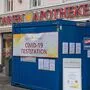Die Sonnenapotheke am Grazer Jakominiplatz hat einen Container für die Tests aufgestellt