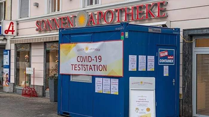 Die Sonnenapotheke am Grazer Jakominiplatz hat einen Container für die Tests aufgestellt