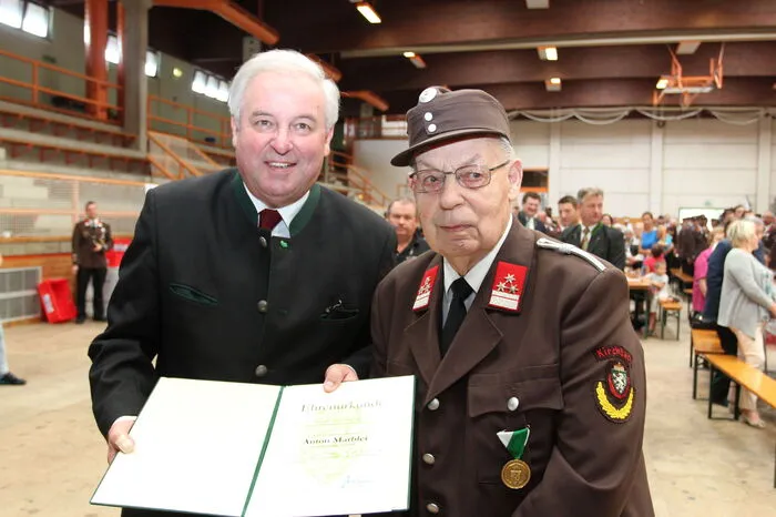 Die Feuerwehr Kirchbach feierte 2018 ihr 130-jähriges Bestehen: Der damals 95-jährige Anton Marbler wurde für seine 80-jährige Mitgliedschaft eine Ehrenurkunde überreicht. Diese überreichte Hermann Schützenhöfer.