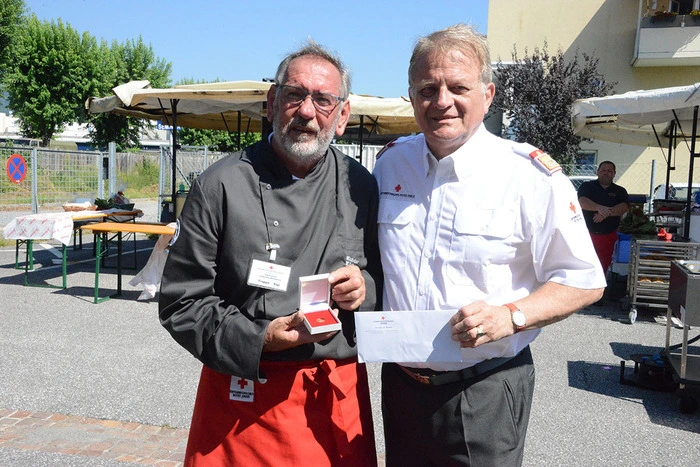 Zwei hohe Auszeichnungen für Rot Kreuz Landesküchenchef Sigi Truppe für 40 Jahre freiweilliges Mitglied beim Roten Kreuz mit Peter Ambrozy