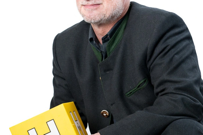 Gerald Mussnig, Geschäftsführer des Hilfswerk Steiermark: Das eigene Zuhause bietet Vertrautheit und Sicherheit – auch und gerade im Falle von Hilfs- und Pflegebedürftigkeit. Aus diesem Grund betreuen die MitarbeiterInnen der Mobilen Dienste des Hilfswerkes seit 25 Jahren über 3000 Menschen pro Jahr zuhause und unterstützen deren Familien. Pflegebedürftigkeit tritt oft überraschend ein, neben der emotionalen Belastung fordern die vielen auftretenden Fragen die Angehörigen sehr. Ob Beratung oder ein unterstützendes Gespräch, ob Unterstützung im Haushalt und im Alltag, ob Mobilisation oder Verbandswechsel – jahrelange Erfahrung ermöglicht es den Hilfswerk-MitarbeiterInnen, in diesen Situationen rasch und kompetent für die Menschen da zu sein. Qualität im Handeln, fachliches Wissen und menschliche Zuwendung ermöglichen so eine Betreuung oft über mehrere Jahre hinweg.