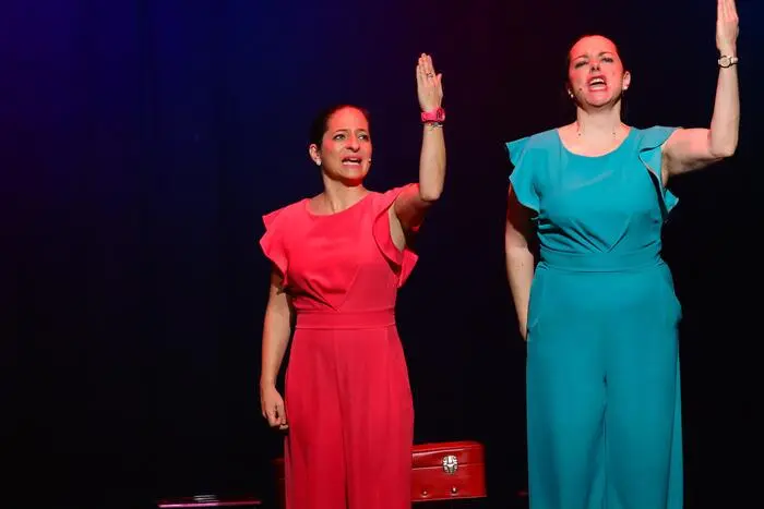Seit zwei Jahrzehnten begeistern Caroline Athanasiadis und Gudrun Nikodem-Eichenhardt ihr Publikum mit einer einzigartigen Mischung aus Kabarett, Gesang und steirischem Charme.