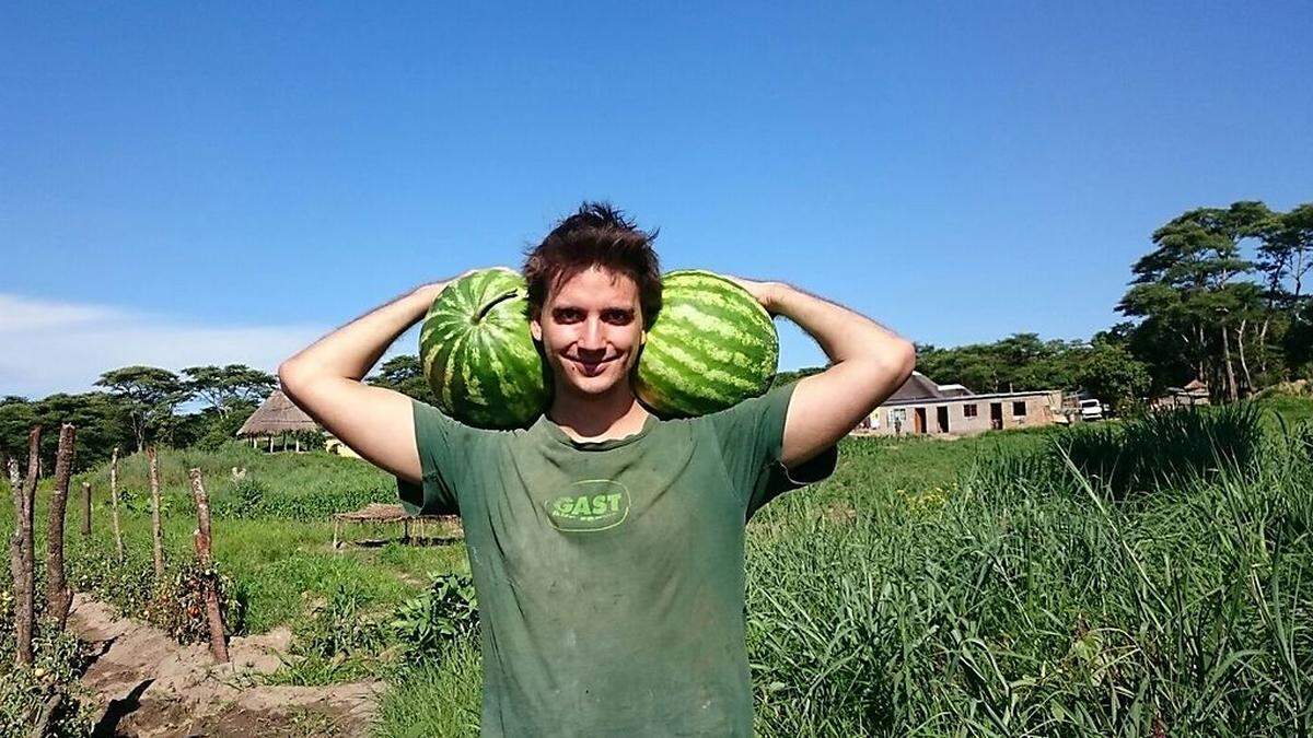 Pascal Schraml aus Wien bei der Melonenernte in Zambia