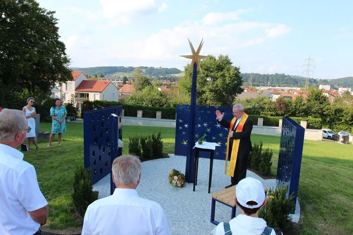 Pfarrer Friedrich Weingartmann segnete die Gedenkstätte