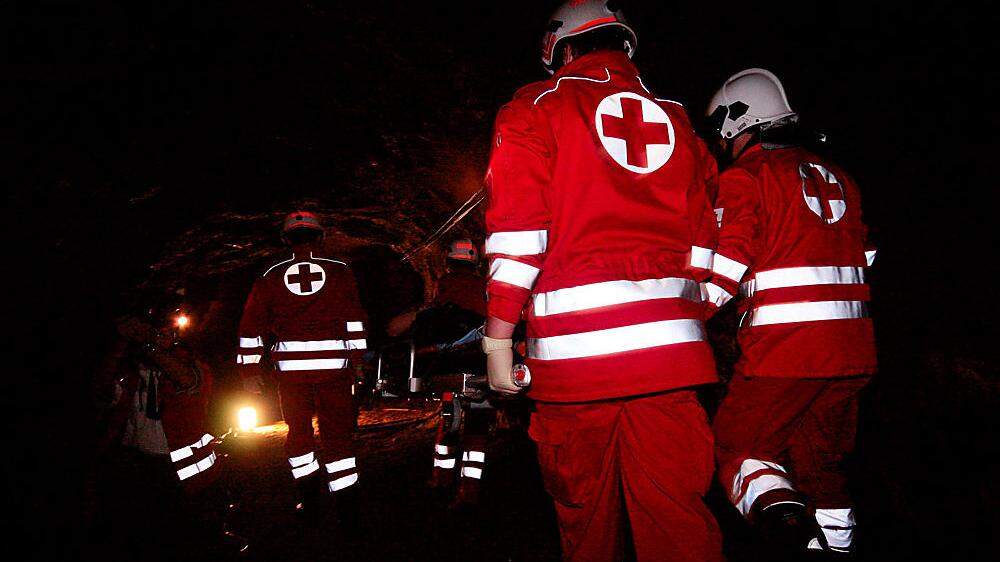 Die Rettung brachte den verletzten Lenker ins Krankenhaus Spittal (Sujetbild)