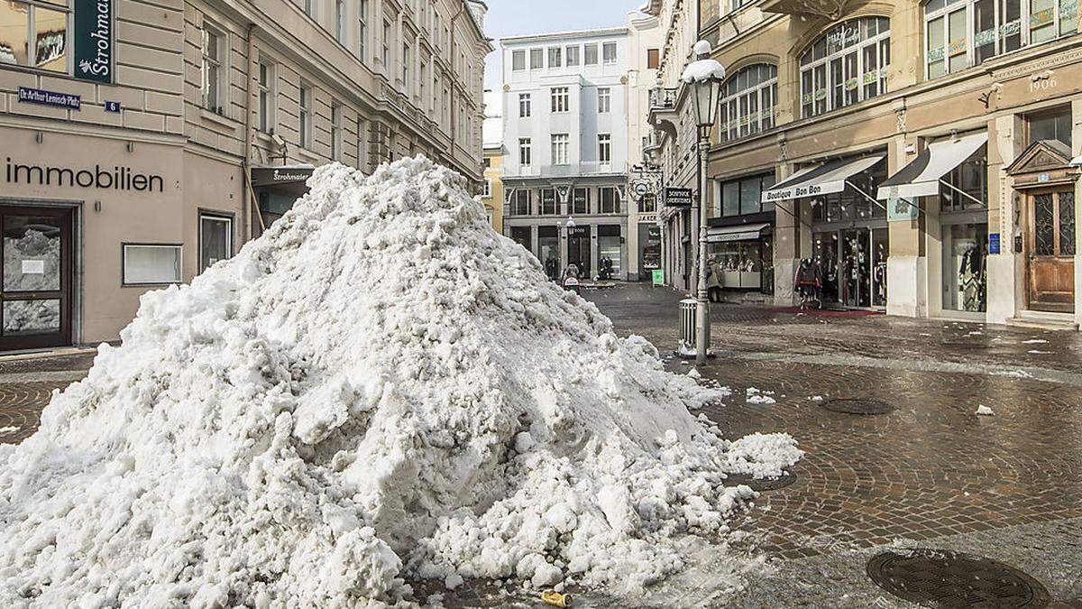 Schneehaufen in Klagenfurt 