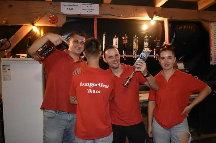 Ein Team von rund 150 Leuten bewirtete die Festgäste, die jungen Helfer mixten hinter der Bar erfrischende Getränke