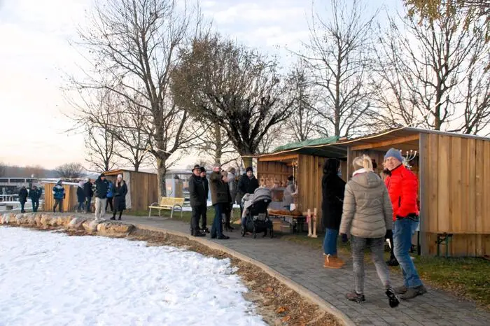 Hütten und Stände von 25 Ausstellern verwandelten das verschneite Freizeitareal drei Tage lang in ein Adventdorf.