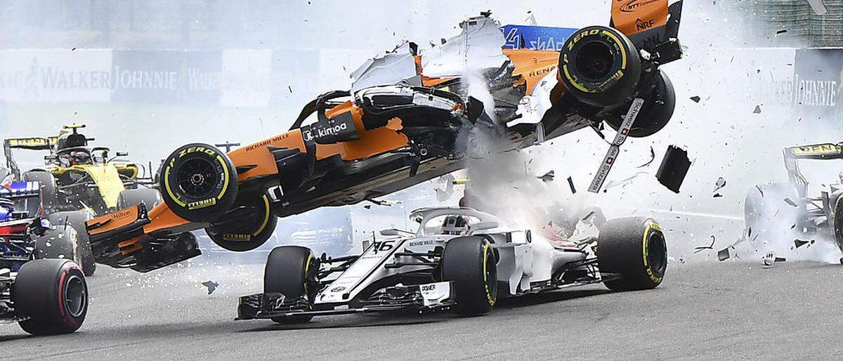 Alonso fliegt über Leclerc