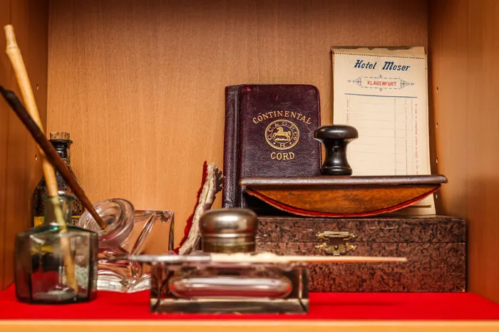 Zu seiner Sammlung zählen auch Federstiele und Schreibtischgarnituren.