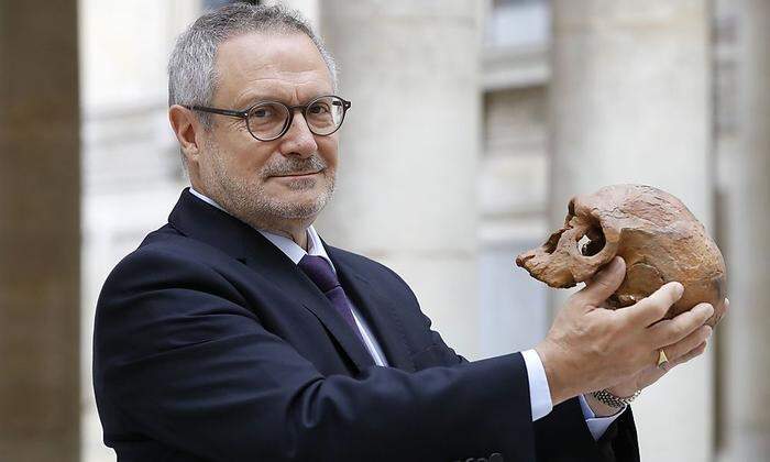  Jean-Jacques Hublin mit dem 300.000 Jahre alten Schädel eine Homo sapiens aus Marokko.