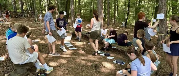 Englischunterricht funktioniert auch im Wald ohne Probleme und derzeit besser als im Klassenzimmer, weiß Lehrer Max Meissl