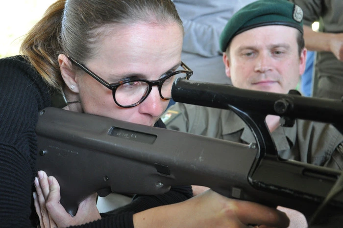 Nachdem die Banker im Umgang mit Pistole und Sturmgewehr eingewiesen waren, zählte jeder Treffer.