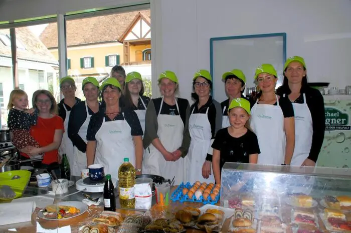 Die Gemeindebäuerin Lisa Gollowitsch mit ihren Ortsbäuerinnen Andrea Gölles, Astrid Wagner, Barbara Grabner, Bettina Edelmann, Birgit Fleischhacker, Hermi Fritz, Karina Riegerbauer, Maria Leßl, Sandra Ulz, Stefanie Ladenhauf und Trude Oberer luden zum Bäuerinnenfrühstück. 