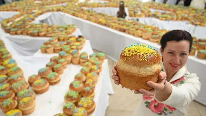 UKRAINE: Diese Kuchen in den ukrainischen Nationalfarben werden an die Soldaten an der Front verteilt.