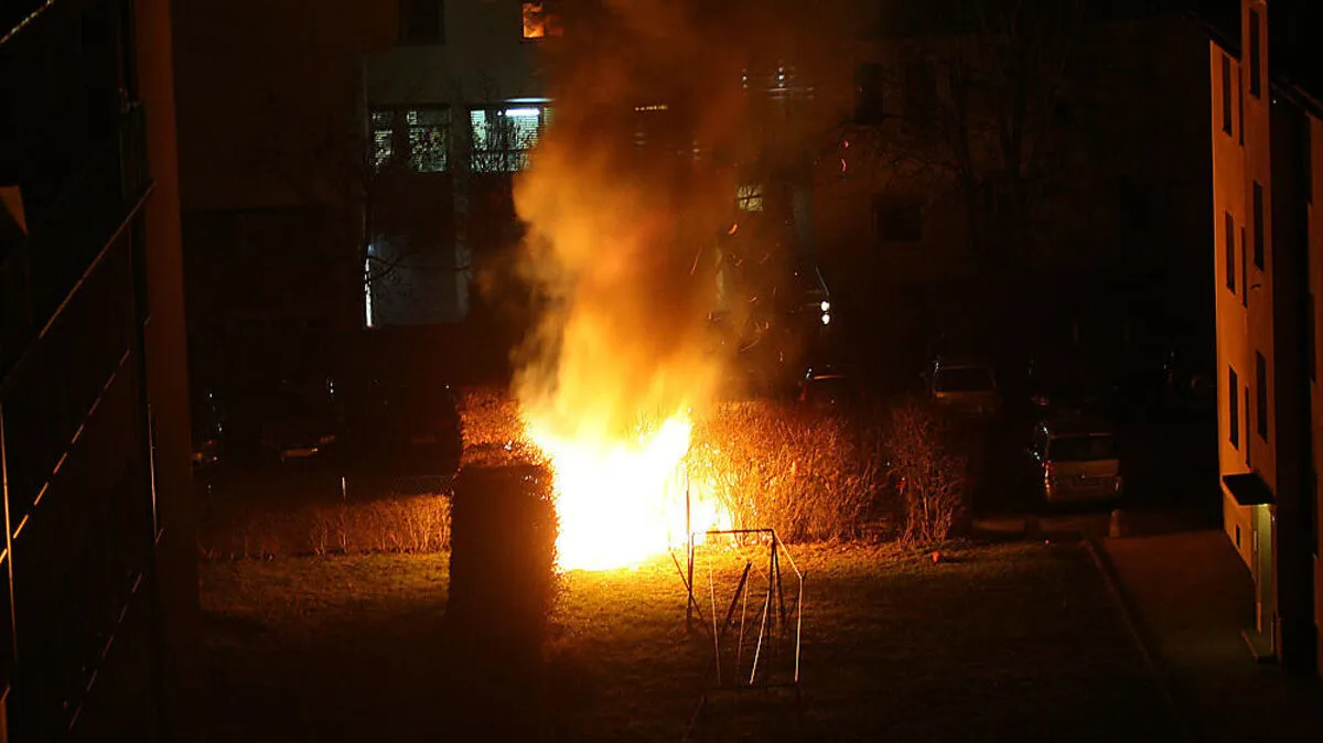 Das Feuer brach zwischen zwei Wohnblocks aus