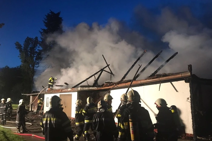 Drei Feuerwehren mit rund 55 Einsatzkräften löschten das Feuer, verletzt wurde niemand.