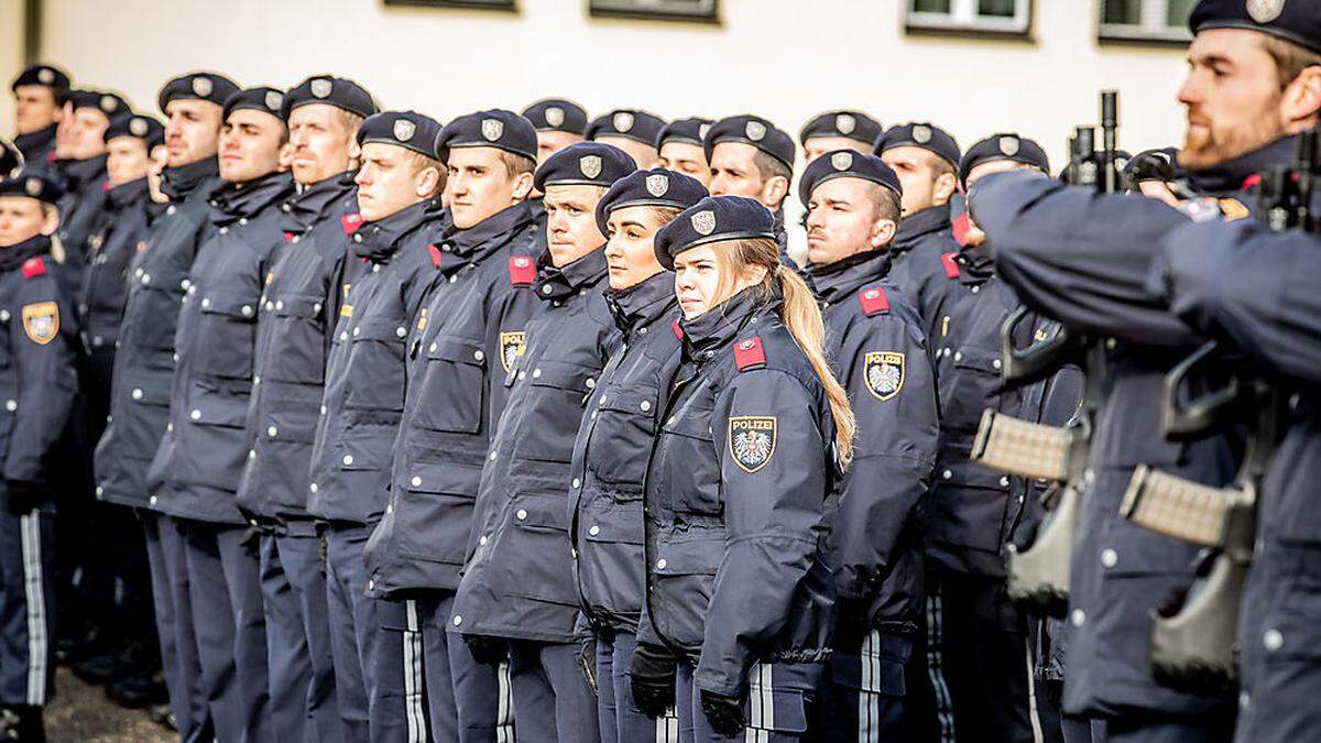 Festakt für 24 neue Polizisten