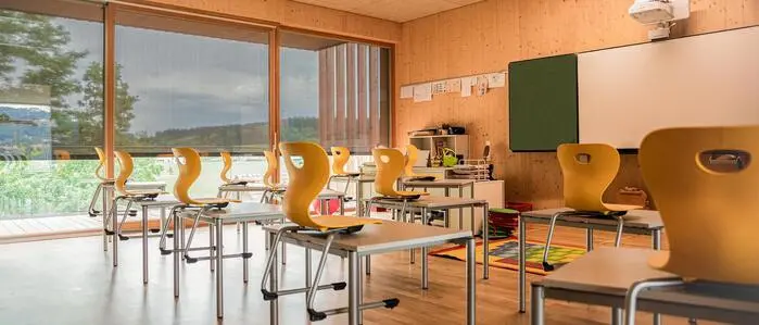 Eine Schulklasse mit Sonnenschutz an der Fensterfront | Hitzeschutzmaßnahmen werden aktuell besonders für Schulen heiß diskutiert