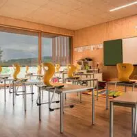 Hitzeschutzmaßnahmen werden aktuell besonders für Schulen heiß diskutiert