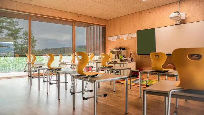 Eine Schulklasse mit Sonnenschutz an der Fensterfront | Hitzeschutzmaßnahmen werden aktuell besonders für Schulen heiß diskutiert