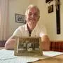 Franz Windisch (66) Zuhause am Küchentisch mit einem Foto seiner sieben Kinder und ihm selbst. Seine Frau ist vor wenigen Jahren verstorben