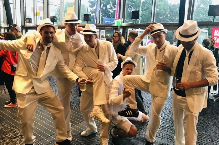 Ganz im Backstreet Boy Style reisten diese jungen Männer aus Salzburg im weißen Anzug an.