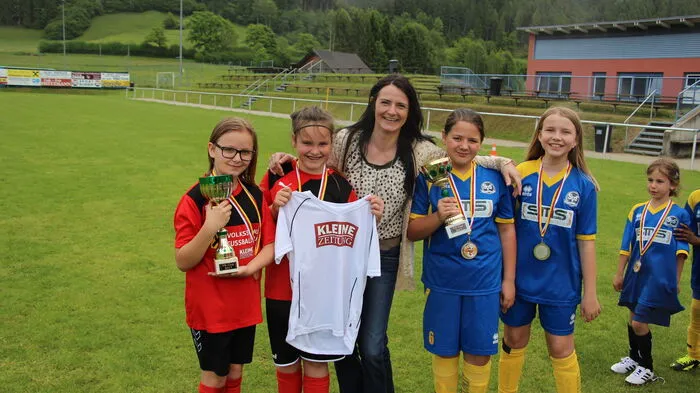 Nicole Kari (Kleine Zeitung) überreichte das Kleine-Trikot an Leni Pertl. Am Foto: Leonie Ancia, Leni Pertl, Nicole Kari, Laura Pichlkastner und Vanessa Tomic