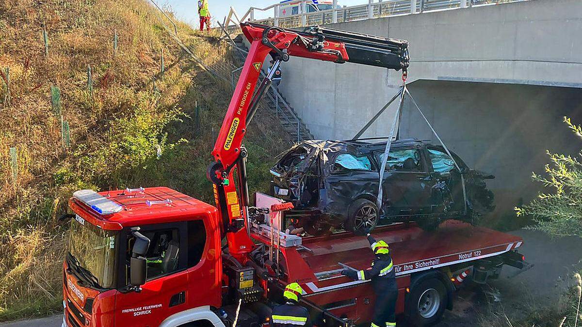 Am Rettungseinsatz waren fünf Rettungsautos, drei Notarztwagen und ein Hubschrauber beteiligt 