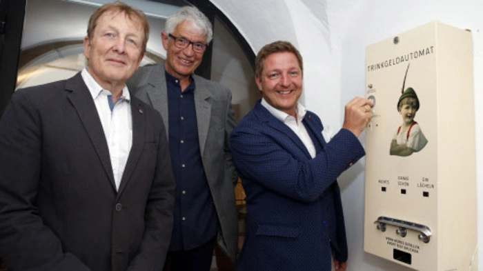 Kurator Werner Koroschitz (Mitte) konnte zahlreiche Vertreter aus Politik und Wirtschaft bei der Ausstellungseröffnung begrüßen