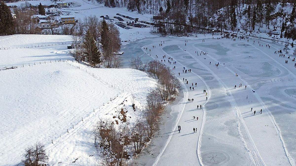 Am Aichwaldsee kann wieder eisgelaufen werden