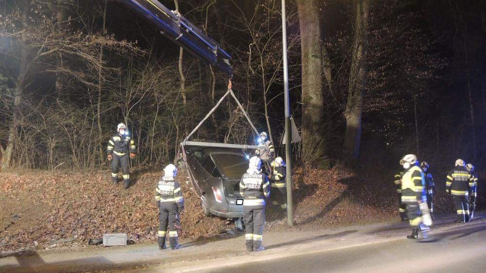 Die Feuerwehren Hainsdorf-Brunnsee und Mureck mussten das Unfallauto bergen