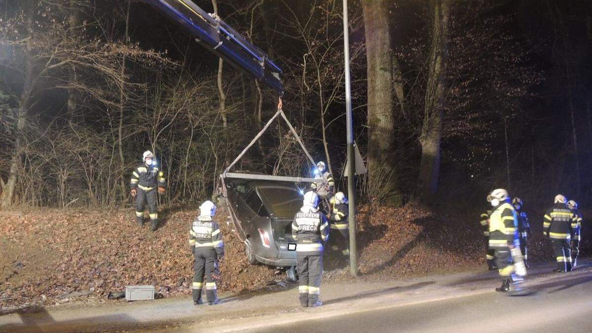 Die Feuerwehren Hainsdorf-Brunnsee und Mureck mussten das Unfallauto bergen