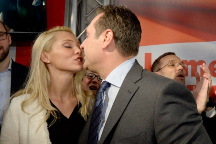 Heinz Christian Strache wurde von einer jüngeren Blondine geherzt. 