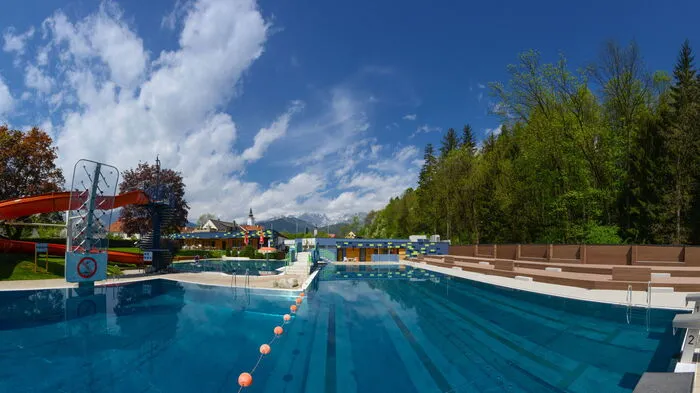 Beim Schwimmen die Berge vor Augen. Dieses Panorama bietet sich den Besuchern im Freibad Trofaiach. Und man kann sich beim Baden gleichzeitig auch kletterfit machen. Mit einer Kletterwand, die am Rande des Schwimmbeckens steht und von der man sich ins kühle Nass fallen lassen kann.